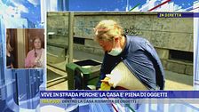 Vive in strada perchè la casa è piena di oggetti