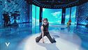 Alice balla sulle note di "Mercy"