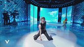 Alice balla sulle note di "Mercy"