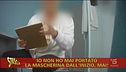 Il medico sospeso che continua a visitare