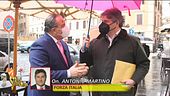 Il caso Grillo e la corsa di Berlusconi: il Vespone punge