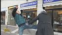 Sputa sui biglietti della metro e li rivende