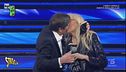 I Nuovi Mostri, il bacio di Morandi e Mara Venier