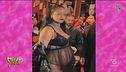 Moda caustica, Rihanna: pancione a vista e lingerie