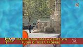 Si tuffa nuda nella fontana, arriva il bagnino Riveraider