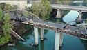Il ponte romano avvolto dal fuoco, immagini di una città decadente?