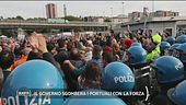 Il governo sgombera i portuali con la forza
