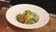 Macedonia invernale tiepida e bicchierini di ricotta e mirtilli