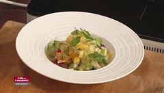 Macedonia invernale tiepida e bicchierini di ricotta e mirtilli