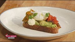 Salmon avocado toast e composta di pere