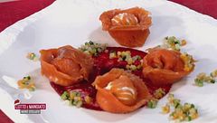 Le polpette della nonna e i ravioli di salmone con crema di caprino e verdure