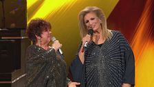 Iva Zanicchi e Orietta Berti cantano "Romagna mia"