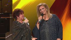 Iva Zanicchi e Orietta Berti cantano "Romagna mia"