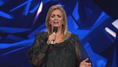Iva Zanicchi canta "Un uomo senza tempo"