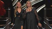 Iva Zanicchi e Lola Ponce cantano "Sabor a Mi"