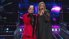 Iva Zanicchi e Cristiano Malgioglio cantano "Moliendo cafè"