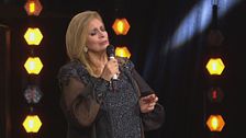 Iva Zanicchi canta "Dicitencello vuje"