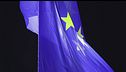 Macron ammaina la bandiera UE