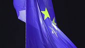 Macron ammaina la bandiera UE