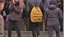 Violentata dal branco di amici