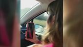 Si laurea al telefono in autostrada