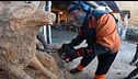 Lo scultore con la motosega