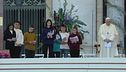 L'abbraccio del Papa ai ragazzi