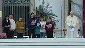 L'abbraccio del Papa ai ragazzi
