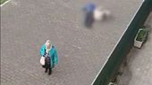 In cortile con la pistola
