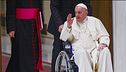 Il Papa sulla sedia a rotelle