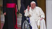 Il Papa sulla sedia a rotelle