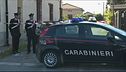 Spara a quattro giovani, due gravi