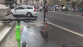 Roma, stretta sul caos monopattini