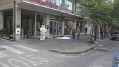 Ucciso a bastonate e la folla filma