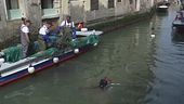 Venezia, sub "a pesca" di rifiuti