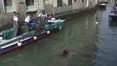 Venezia, sub "a pesca" di rifiuti