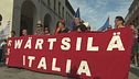 L'azienda fugge, Trieste in piazza