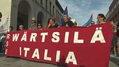 L'azienda fugge, Trieste in piazza