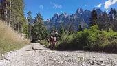 In montagna in sella ad una mountain bike