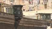 Manette al garante dei detenuti