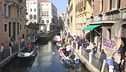 Gondolieri sub ripuliscono Venezia