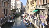 Gondolieri sub ripuliscono Venezia