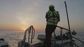Migranti, braccio di ferro in mare