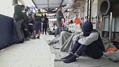 "Sbarchino tutti o restiamo qui"