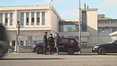 Muore schiacciata in vetreria