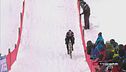 Correre in bicicletta sulla neve in alta montagna