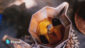 Dietro la tazzina di caffè