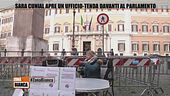Sara Cunial apre un ufficio-tenda davanti al Parlamento