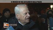 Il medico No Vax acclamato dalla piazza