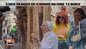 Il bacio tra ragazze che fa infuriare una suora: "È il diavolo"
